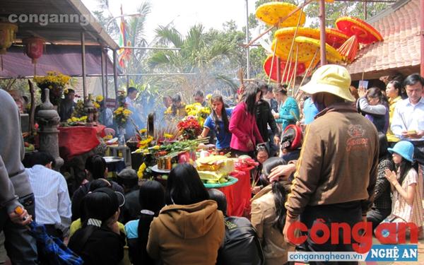 Hoạt động du lịch tâm linh thu hút sự tham gia đông đảo của người dân
