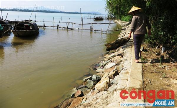 Bờ kè đá sông Lam đang sạt lở