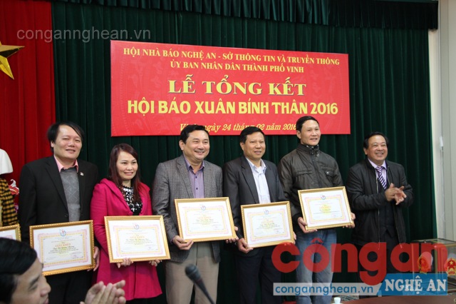 Trao thưởng cho 17 tập thể và 8 cá nhân có thành tích góp phần thành công Hội báo Xuân Bính Thân 2016