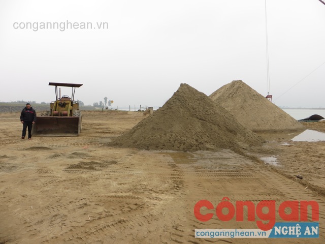 Tái diễn các bãi tập kết cát trái phép ven sông Lam