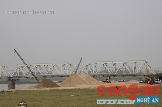 Bến cát của doanh nghiệp Hưng Thủy tại xã Hưng Xuân, huyện Hưng Nguyên