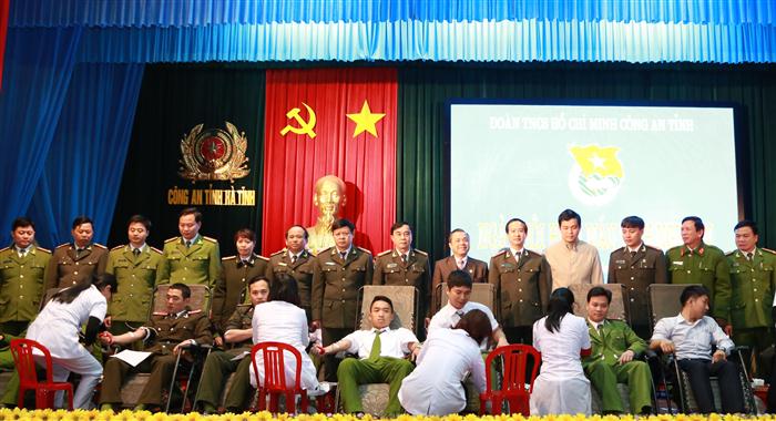 Các đoàn viên tự nguyện tham gia hiến máu