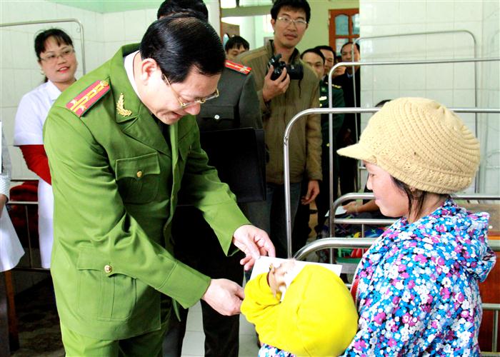 Hơn 800 triệu đồng ủng hộ người nghèo dịp Tết Bính Thân 2016