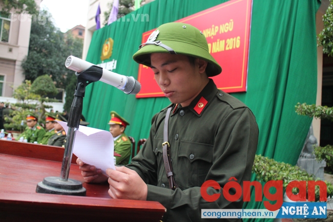 Chiến sĩ Nguyễn Hồng Quân thay mặt cho 199 chiến sĩ bày tỏ quyết tâm rèn luyện học tập, hoàn thành xuất sắc mọi nhiệm vụ được giao