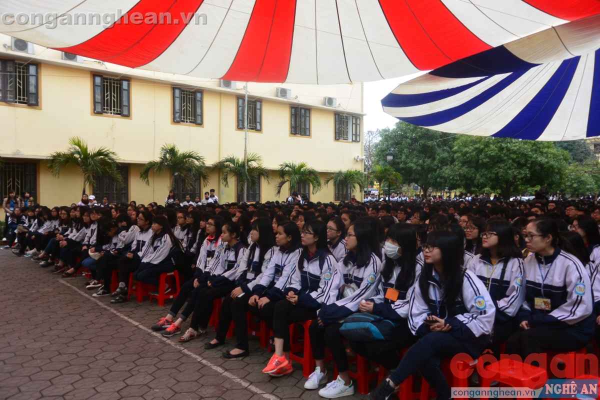Hàng ngàn học sinh tham gia tư vấn