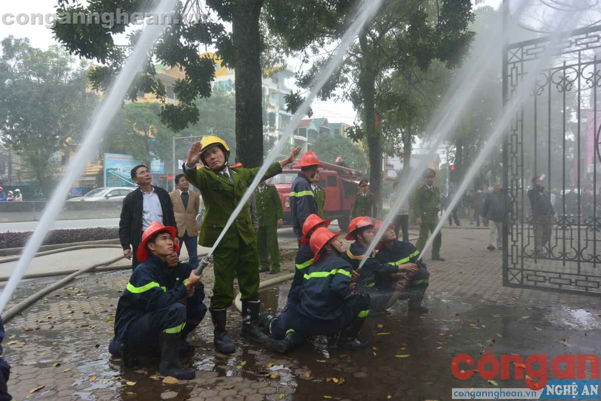 Hàng trăm người thực tập phương án chữa cháy