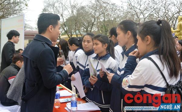  Nhiều băn khoăn của học sinh liên quan đến kỳ thi THPT quốc gia đã được giải đáp tại buổi tư vấn
