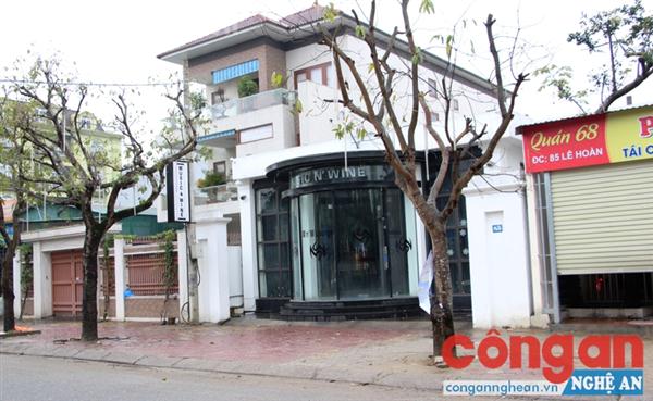 Phía trước quán “Music & Wine” tại số 85, đường Lê Hoàn, phường Hưng Phúc, TP Vinh