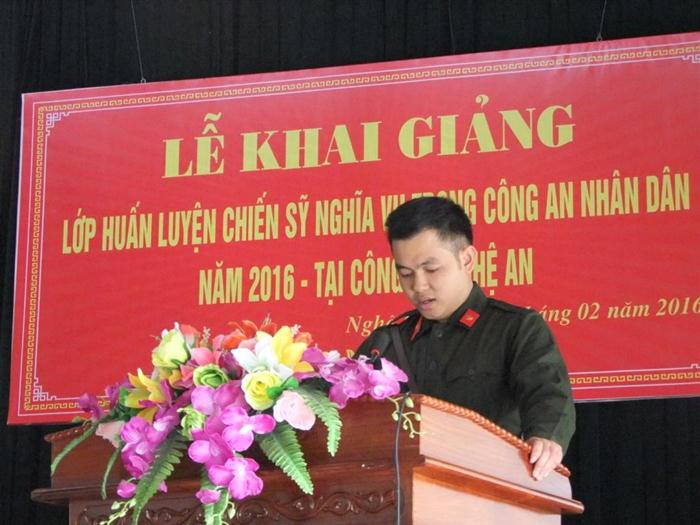 Đại diện chiến sĩ mới nhập ngũ phát biểu