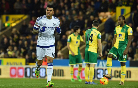  Kenedy (trái) đã trở thành cầu thủ ghi bàn nhanh nhất ở giải Ngoại hạng Anh mùa này khi lập công cho Chelsea ngay ở giây thứ 39 trong trận đấu với Norwich
