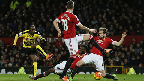 Ighalo nhiều lần làm khổ hàng thủ MU