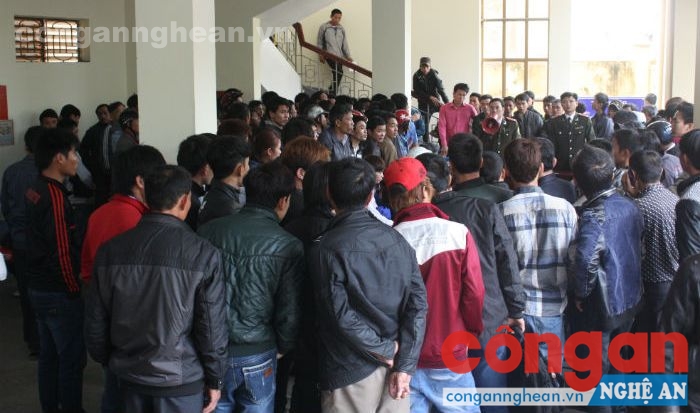 Sau Tết, người dân xứ Nghệ nườm nượp sang Lào làm ăn