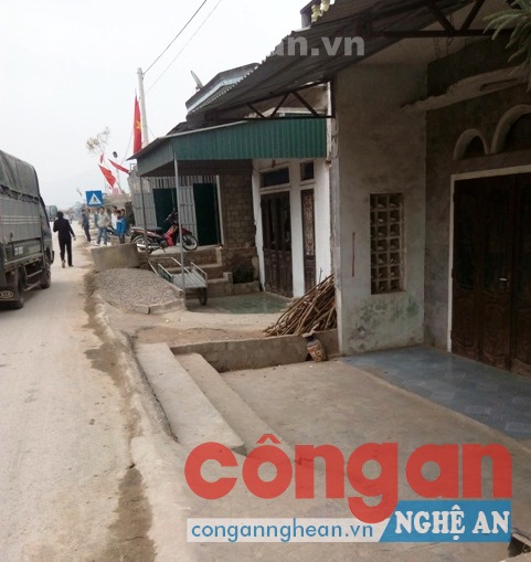 Nhà dân thấp hơn quốc lộ dẫn đến nước tràn vào nhà mỗi khi trời mưa