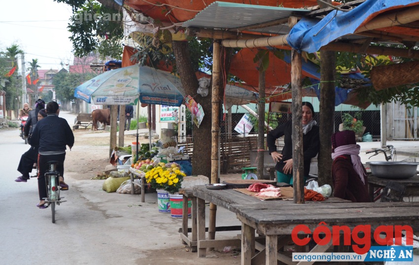 Các tiểu thương buôn bán, kinh doanh ngoài đường