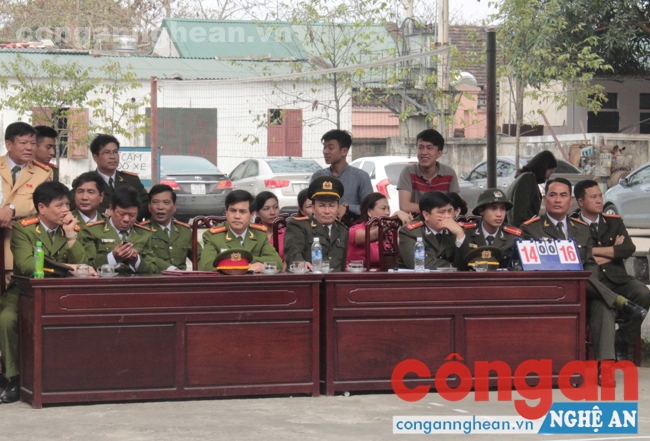 Đồng chí thượng tá Nguyễn Đức Hải, Phó giám đốc Công an tỉnh đã tới cổ vũ, động viên tinh thần cho các cầu thủ ở vòng chung kết