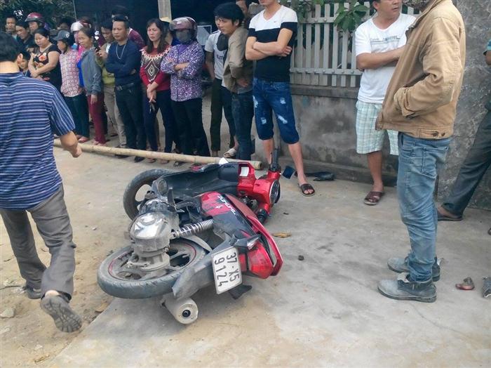 Đi xe máy đâm biển quảng cáo, một học sinh tử vong