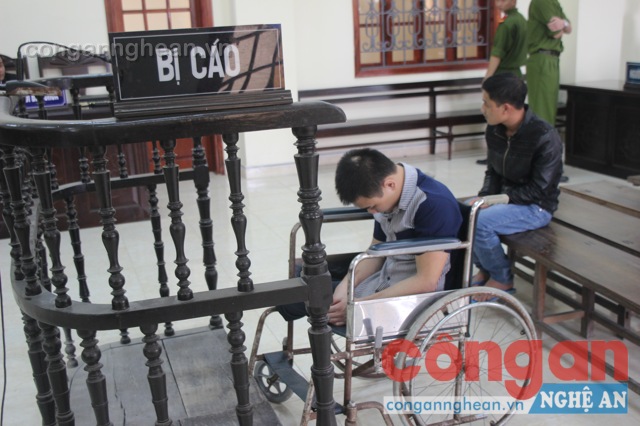 Hai bị cáo trước tòa