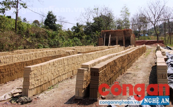 Lò gạch thủ công vẫn 'nhả khói'