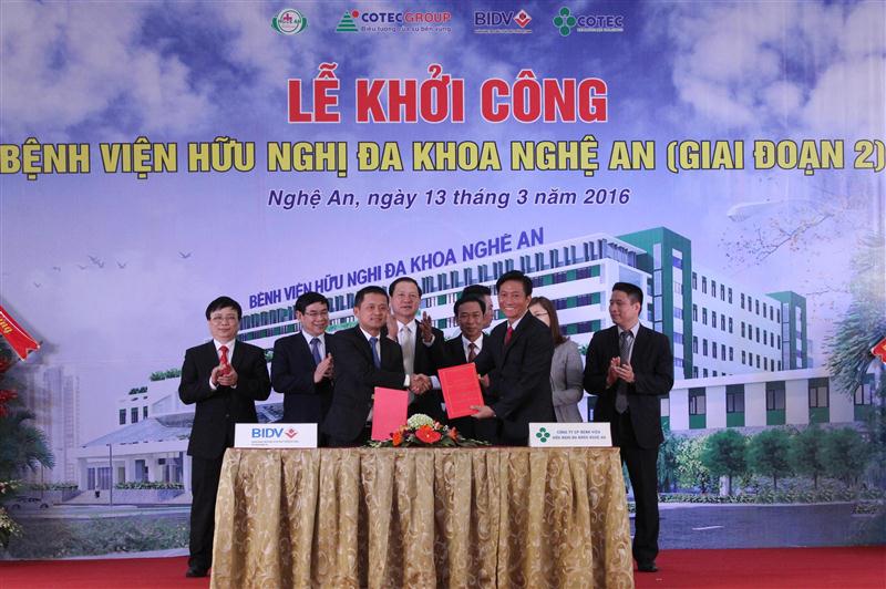 Các nhà đầu tư ký cam kết thực hiện xây dựng dự án