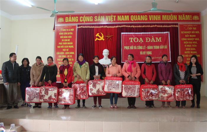 Học viên lớp tập huấn công tác phòng, chống mua bán người đi thực tế tại xã vùng cao
