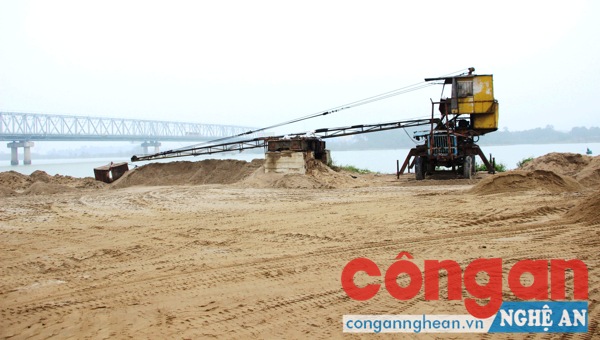 Cần cẩu “tự hành” tại bến cát Hường Lan, khối 2, phường Trung Đô, TP Vinh (Ảnh chụp: 18/2/2016)