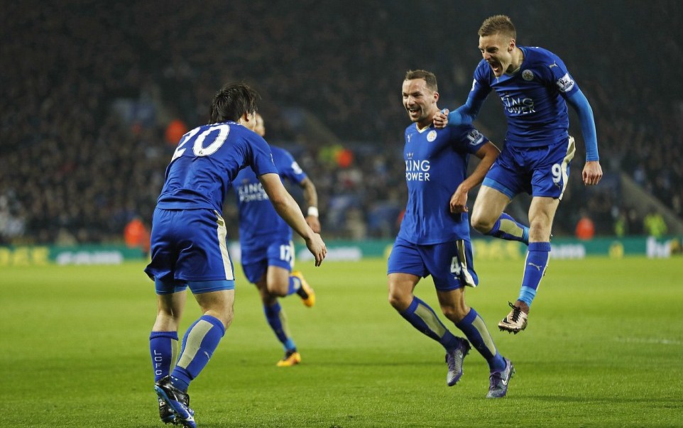 Okazaki lập siêu phẩm giúp Leicester tiến gần tới chức vô địch ngoại hạng Anh