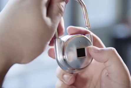 Độc đáo ổ khóa cảm biến vân tay