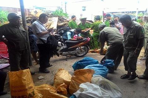 Các chiến sĩ Công an lập biên bản xử lý một cơ sở sản xuất bì heo ngâm hóa chất