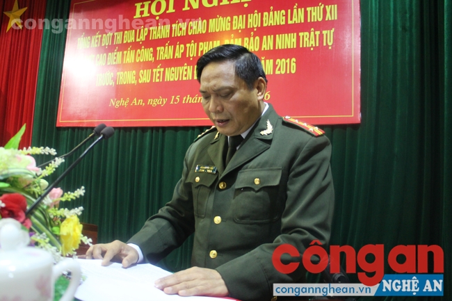 Đồng chí Đại tá Bùi Nguyên Tiến – Trưởng phòng PV11 báo cáo tóm tắt tổng kết đợt thi đua lập thành  tích chào mừng ĐH Đảng lần thứ XII và đợt cao điểm tấn công, trấn áp tội phạm, đảm bảo ANTT dịp tết Nguyên Đán Bính Thân năm 2016