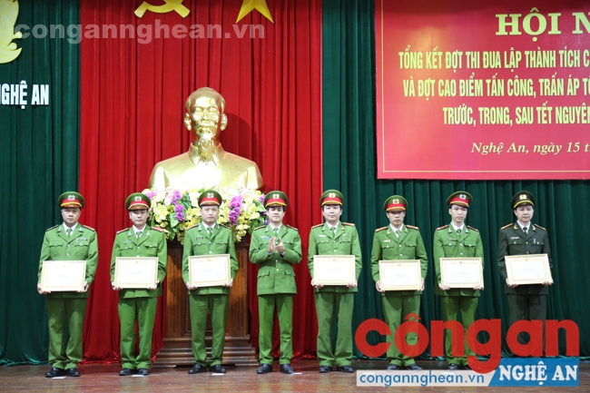 Lãnh đạo Công an tỉnh trao thưởng cho các tập thể, cá nhân đạt thành tích xuất sắc trong đợt thi đua cao điểm tấn công trấn áp tội phạm