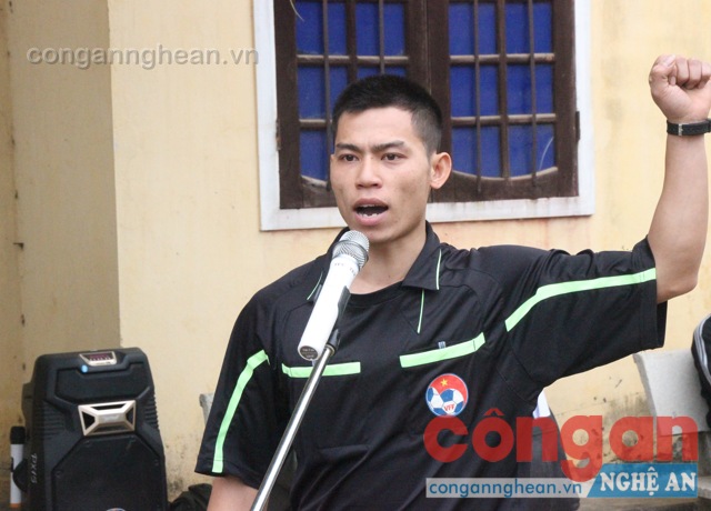 Đại diện tổ trọng tài lên tuyên thệ