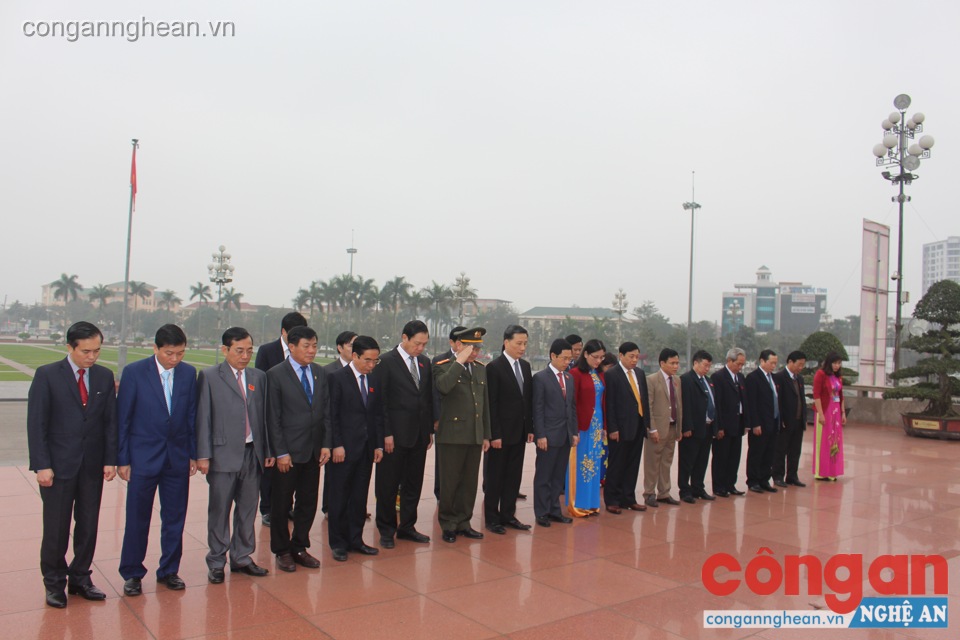 Trước khi diễn ra hội nghị, các đại biểu làm lễ dâng hoa tại Quảng trường Hồ Chí Minh