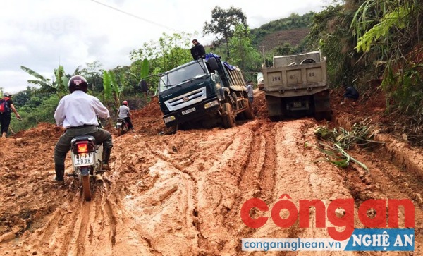 Đường từ xã Lưu Kiền vào xã Na Ngoi bị “cày nát”