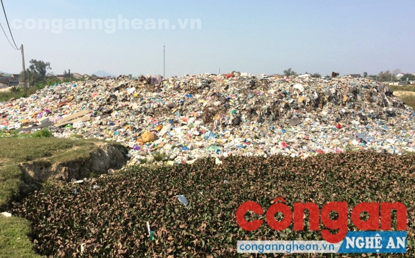Người dân bức xúc vì bãi rác thải gây ô nhiễm