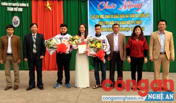Ông Nguyễn Hoàng, Phó GĐ Sở GD&ĐT Nghệ An trao Bằng khen của TW Đoàn cho học sinh đạt giải Ba trong kỳ thi khoa học kỹ thuật Quốc gia