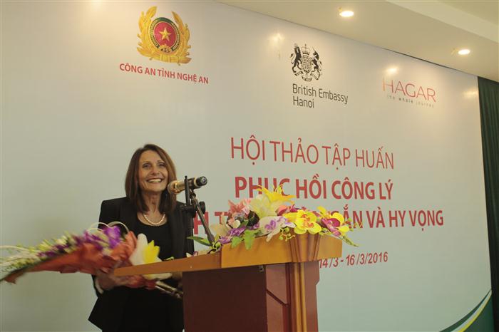 Bà Marinetta- Chuyên gia Quốc tế tham gia giảng dạy khoá tập huấn phát biểu cảm tưởng tại Lễ tổng kết.
