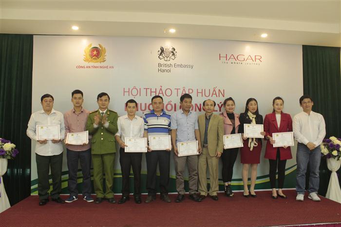 Đại diện Tổ chức Haga Lãnh đạo Cục C45, Bộ Công an và Lãnh đạo Phòng PC45 Công an Nghệ An trao chứng chỉ cho các học viên.