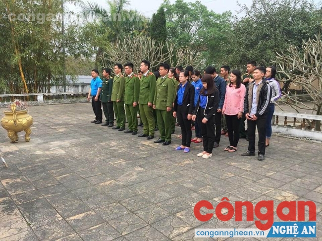 Các đoàn viên, thanh niên cụm kết nghĩa Bắc Vinh thắp hương tưởng nhớ các anh hùng liệt sỹ