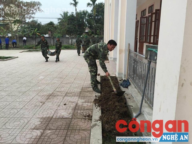 Hăng hái dọn vệ sinh giúp tạo môi trường xanh, sạch, đẹp cho trường Tiểu học Hưng Đông