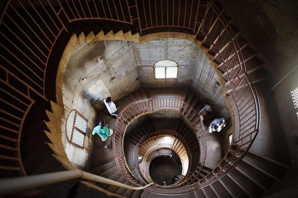 Du khách đi xuống cầu thang ở toà tháp ngôi đền quốc gia Uganda, trước đây có tên là đền quốc gia Gaddafi, ở Kampala, 17/02/2016.