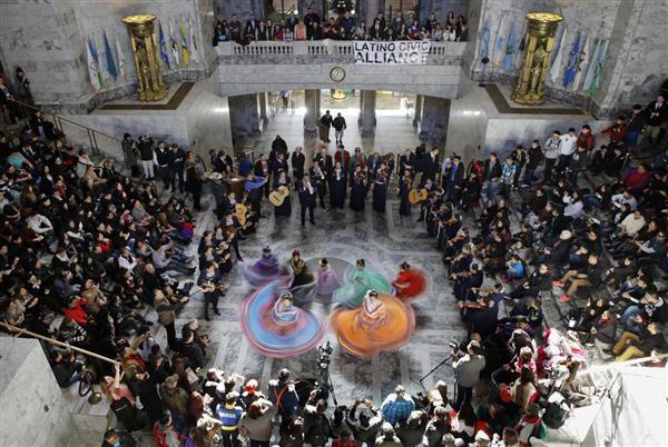 Nhạc công và vũ công trình diễn tại khu nhà vòm Capitol Rotunda, ở Olympia, Washingon 22/02/2016. Đây là một hoạt động trong ngày Latino Legislative Day.