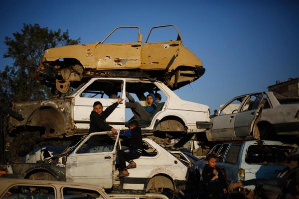 Trẻ em Palestine chơi đùa trong xác của những chiếc ô tô cũ ở vùng ngoại ô Al-Shejaiya, phía Đông Dải Gaza, 03/02/2016.