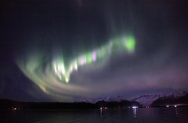 Hiện tượng Bắc cực quang xảy ra trên thị trên Juneau và dòng sông băng Mendenhall, ở Juneau, Alaska, 18/02/2016.