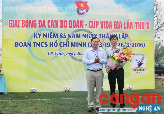 Ban tổ chức tặng hoa cho nhà tài trợ giải đấu
