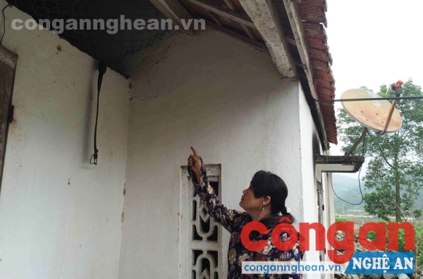 Chị Huệ chỉ tay về phía những vết nứt trên tường nhà