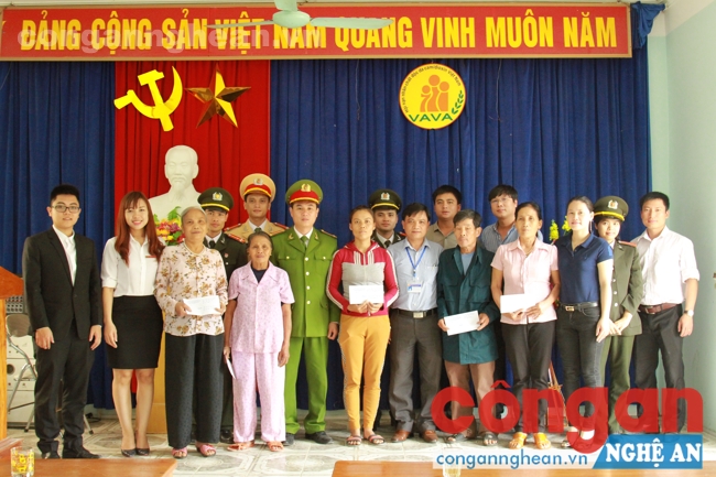 Đoàn đã tặng 5 suất quà cho các cựu TNXP ở xã Hưng Tây, Hưng Nguyên