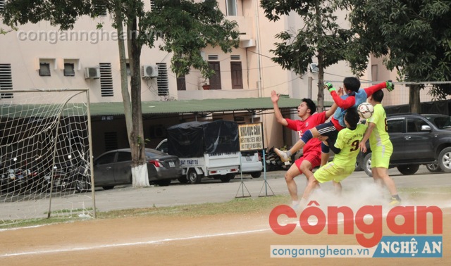 Tình huống bay ra cản phá rất nguy hiểm của thu môn