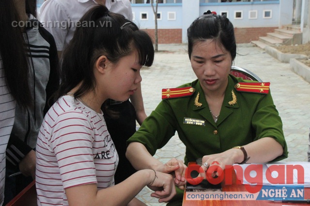 Lăn tay cho các em