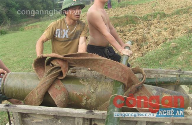 Ban chỉ huy quân sự huyện Thanh Chương xử lý quả bom nặng 250kg tại khu vực cầu Rộ (thuộc xã Võ Liệt, Thanh Chương).