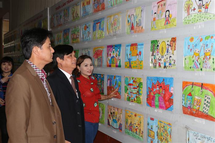 Tham quan tranh vẽ của các cháu mầm non